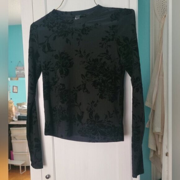 Forever 21 Ladies Black Velvet Floral Long Sleeved Top Size SMALL - Picture 2 of 8